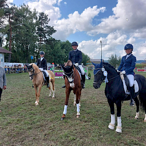 LK 4+5: Platz: Maike Reiner mit Topolino, RK Schmalegg Platz: Ciara Buck mit Honey, RFV Zollenreute Platz: Julia Gilly mit Hofjuwel, RV Meckenbeuren-Madenreute LK 4+5: Platz: Maike Reiner mit Topolino, RK Schmalegg Platz: Ciara Buck mit Honey, RFV Zollenreute Platz: Julia Gilly mit Hofjuwel, RV Meckenbeuren-Madenreute