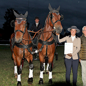 Eddy Stöferle übereichte das Goldene Fahrabzeichen an Claudia Gschwind - Bild von Martin Stellberger Eddy Stöferle übereichte das Goldene Fahrabzeichen an Claudia Gschwind - Bild von Martin Stellberger